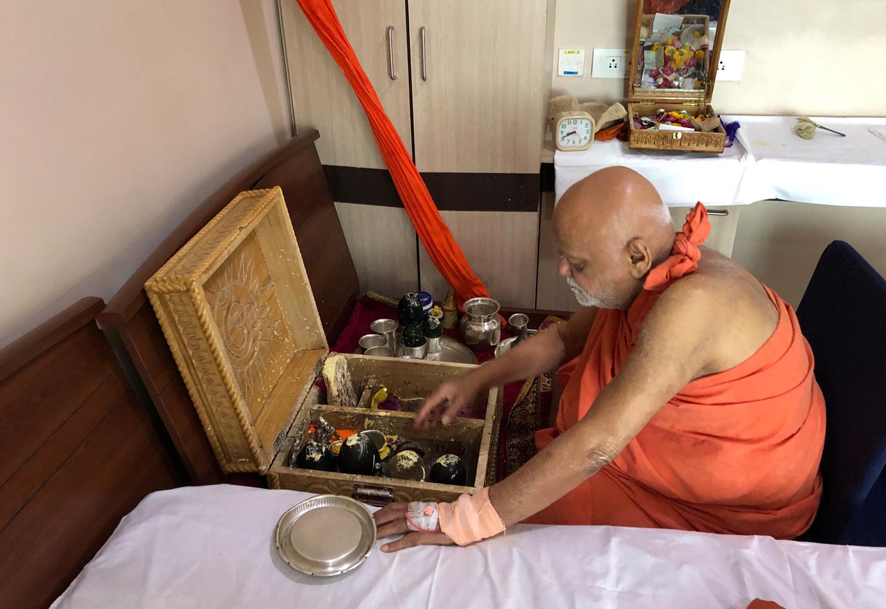 Welcare Hospital Turns into a Temple. The Thousand Years Old Idol of Chandramauleshwar Shiv Pratima Was Worshiped Daily As Per The Age Old Tradition From Aadi Shankaracharya By His Holiness By The 145th Shankaracharya Shri Nischalanand Saraswati At Welcare Hospital.