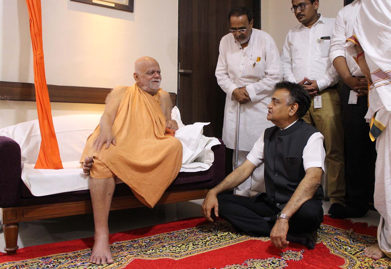 Dr Mody Seen Receving Pearls of Wishdom From His Holiness Shankaracharya.