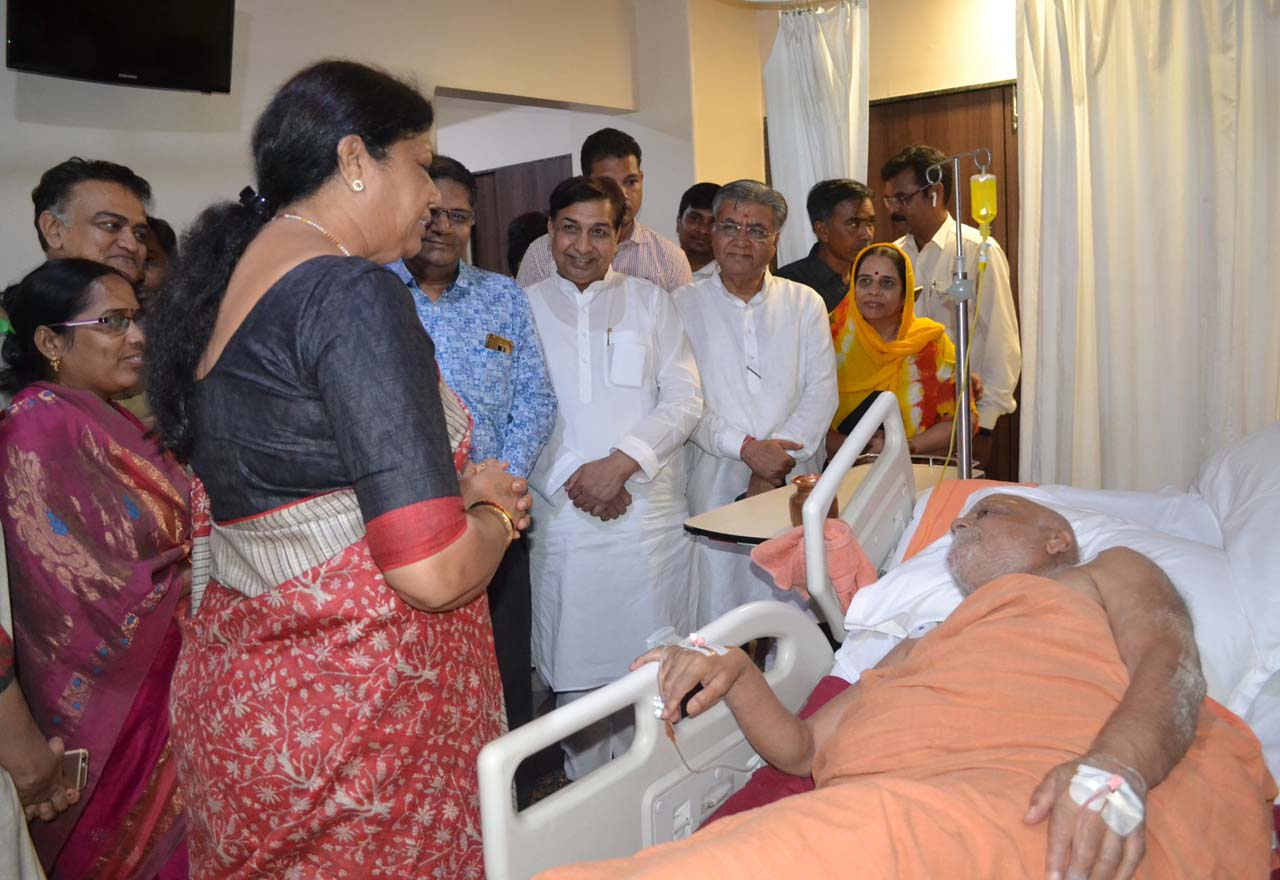Shri Bharatbhai Dangar, Former Mayor Vadodara Receiving Blessings from His Holiness Shankaracharya.