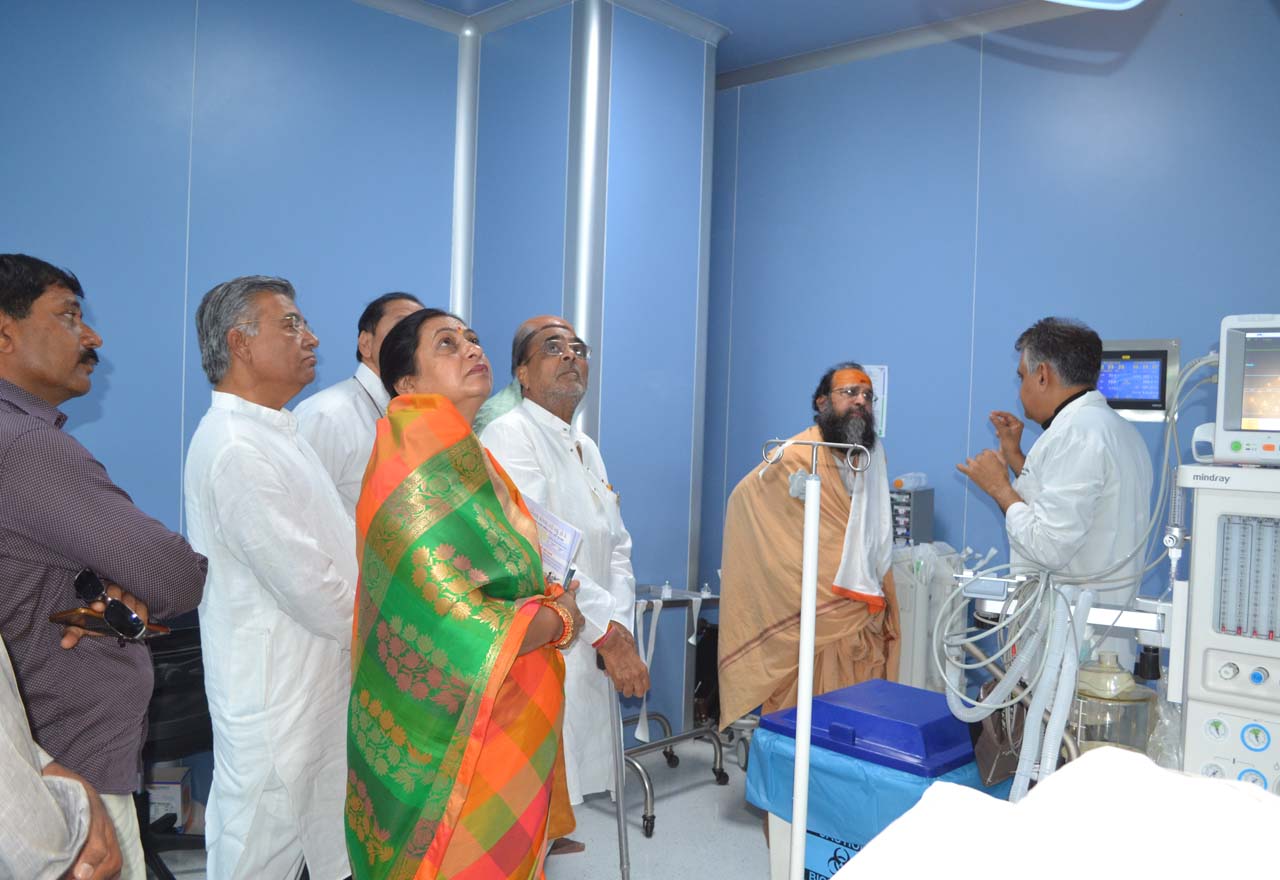 A Team of 8 People Searched the Entire Country to Idendify the Appropriate Hospital for Jagatguru Shankaracharya’s Knee Operation. The Advance Team Visiting Welcare Hospital and Evaluating the Ultra Modern Zero Infection Operation Theatre and Other Facilities of the Hospital.