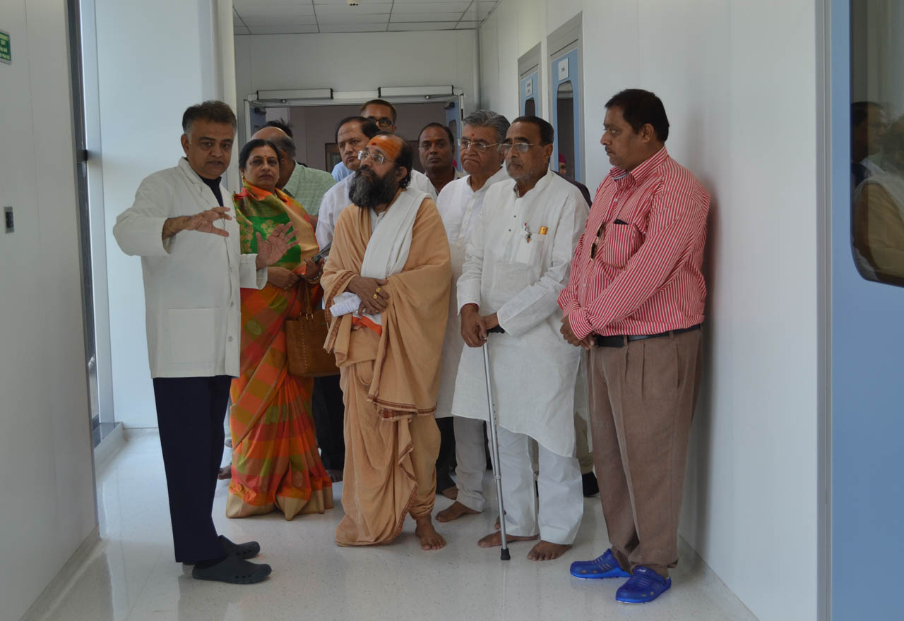 A Team of 8 People Searched the Entire Country to Idendify the Appropriate Hospital for Jagatguru Shankaracharya’s Knee Operation. The Advance Team Visiting Welcare Hospital and Evaluating the Ultra Modern Zero Infection Operation Theatre and Other Facilities of the Hospital.